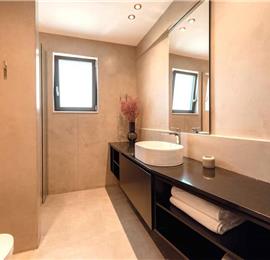 3 bedroom penthouse apartment with pool in Chania town, sleeps 6
